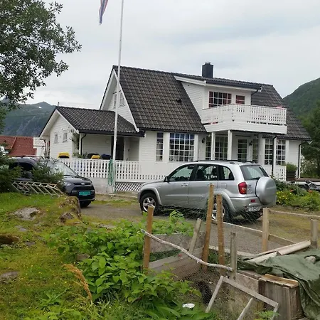 Stort Hus Med Garasje, 3 Soverom Villa Svolvær