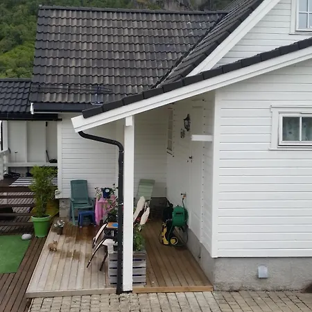 Stort Hus Med Garasje, 3 Soverom Svolvær