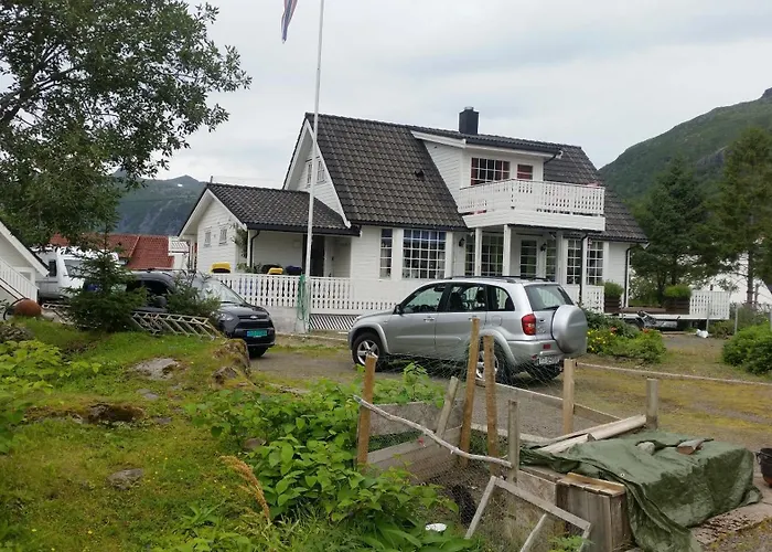 Stort Hus Med Garasje, 3 Soverom Villa Svolvær