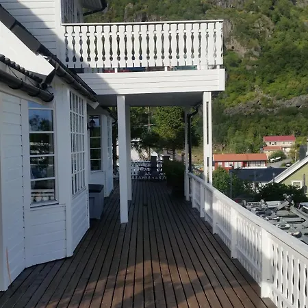 Stort Hus Med Garasje, 3 Soverom * Svolvær