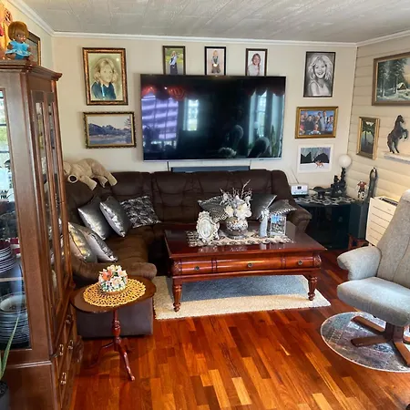 Stort Hus Med Garasje, 3 Soverom Villa Svolvaer