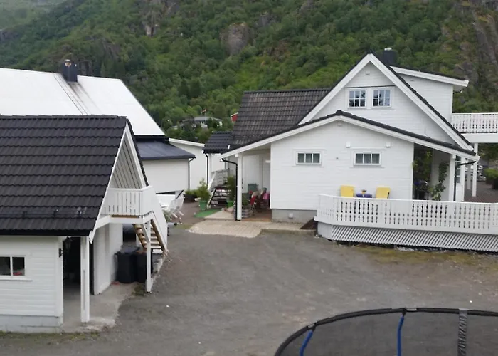 Stort Hus Med Garasje, 3 Soverom Willa Svolvær