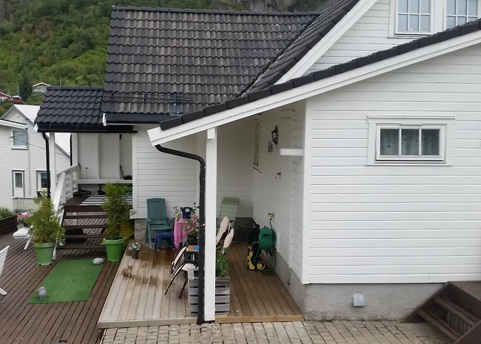 Stort Hus Med Garasje, 3 Soverom Svolvær