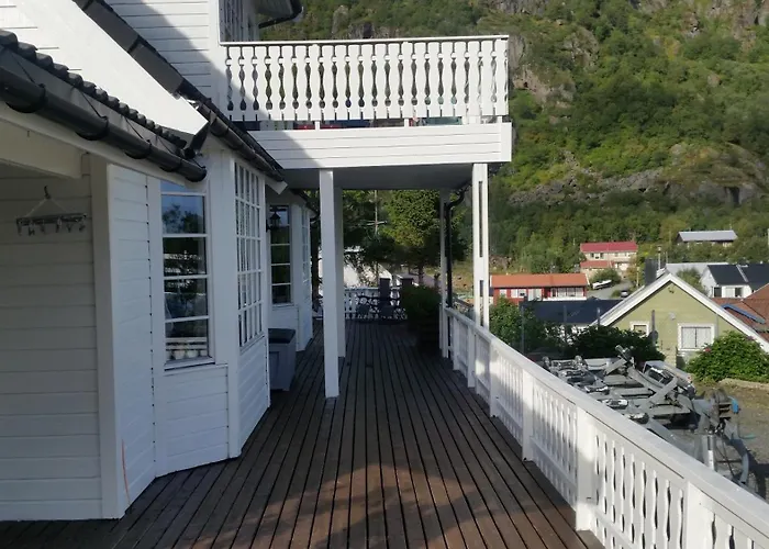 Stort Hus Med Garasje, 3 Soverom * Svolvær